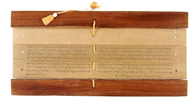 Image of Lontar palm leaf book in Balinese script. (Image by Tropenmuseum)